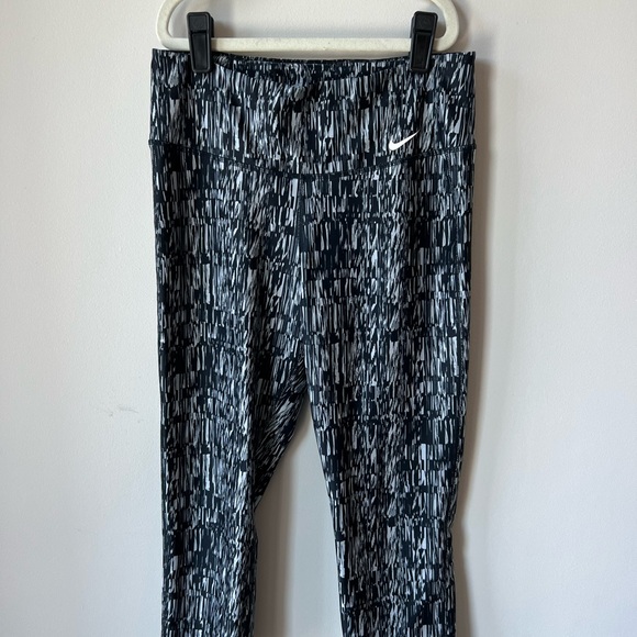 Nike Patterned Capri Leggings - Picture 5 of 7